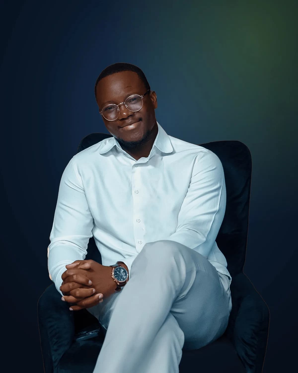 Ken DJIWAN, fondateur de CyberHealth, assis, chemise blanche, sourire